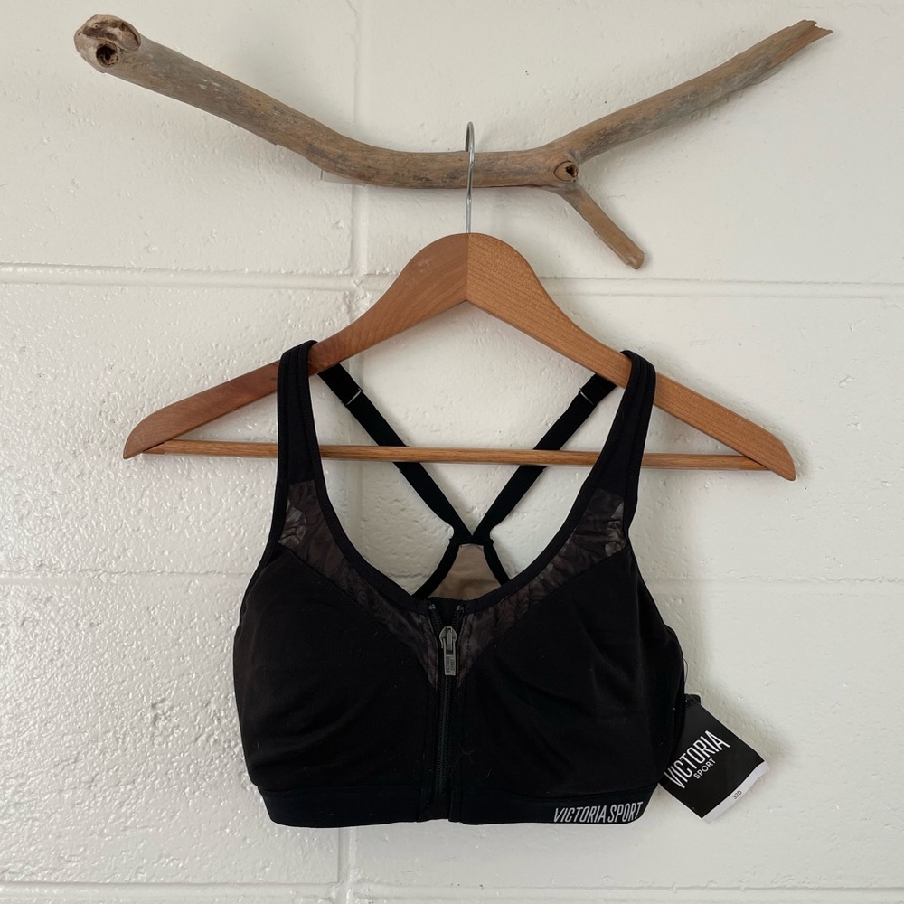 NWT Victoria’s Secret Sport black sports bra with cup (32 D)